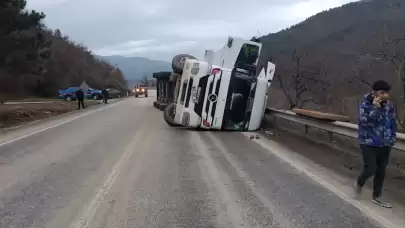 Kömür yüklü tır devrildi faciadan dönüldü