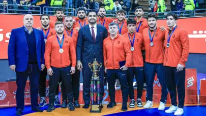 Milli güreşçiler Dünya Kupası’nda gümüş madalya kazandı