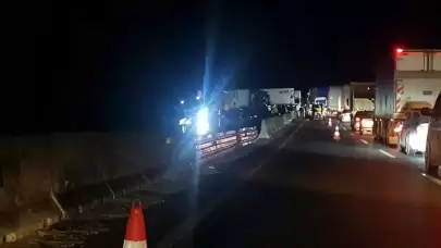 D-650'de 3 tır kazaya karıştı: Kilometrelerce kuyruk oluştu