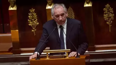 Fransa'da Bayrou Hükümeti'ne yönelik gensoru önergesi dördüncü kez reddedildi