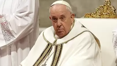 Papa ayini yarıda bırakmak zorunda kaldı