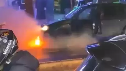 Bağcılar'da park halindeki otomobilde çıkan yangın çevredekiler tarafından söndürüldü