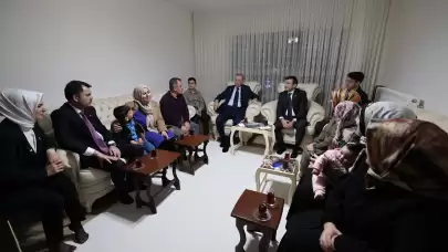 Cumhurbaşkanı Erdoğan evlerine kavuşan depremzede aileyi ziyaret etti