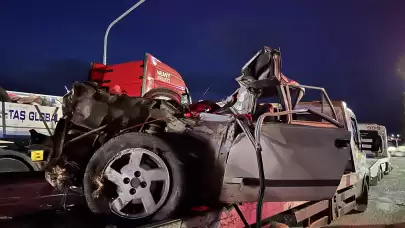 Mersin'de otomobilin kamyonla çarpıştığı kazadan acı haber