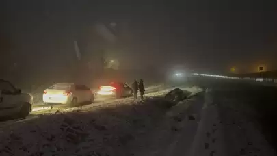 Yoğun kar yağışı Bolu Dağı'nı vurdu! Büyük araçların geçişi durduruldu, küçük araçlar geri çevrildi