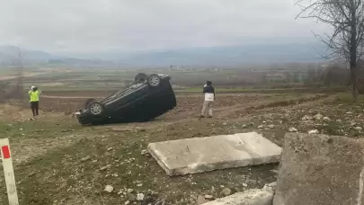 Tokat'ta bir araç tarlaya devrildi: 2 yaralı