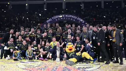 Fenerbahçe üst üste ikinci kez Türkiye Kupası'nı kaldırdı!
