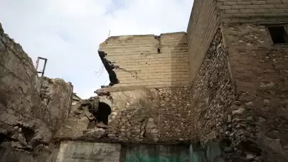 Siirt'te eski ve terkedilmiş olan 2 katlı binada kısmi bir çökme meydana geldi