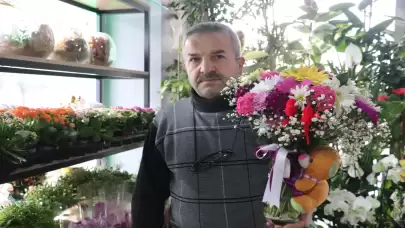 Yarım asırdır devam eden bir tutku: Çiçekçilik hobisi evinin bahçesinde büyüyor