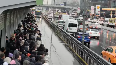 Yenibosna metrobüs durağında insan seli