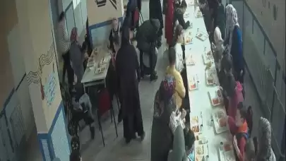 Öğrencisinin hayatını Heimlich manevrası ile kurtardı