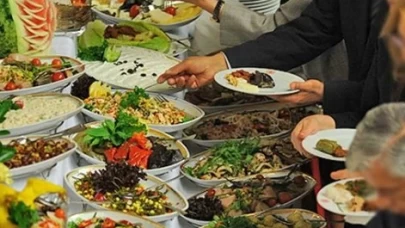 İftarda fazla yemekten kaçınmak için uzmandan öneriler!