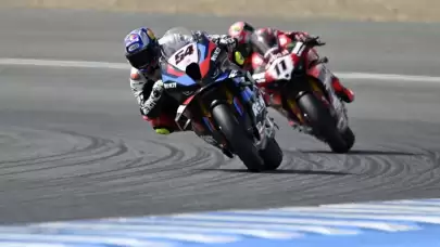 Toprak Razgatlıoğlu, podyumla başladı