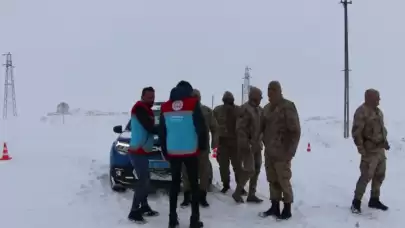 Bingöl'de yoğun kar yağışı: Sürücülere lahmacun ve ayran ikramı yapıldı