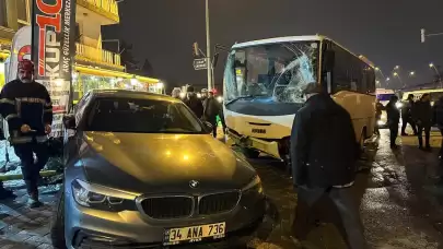 İşçi servisi ışıkta bekleyen 5 araca çarptı: 7 yaralı