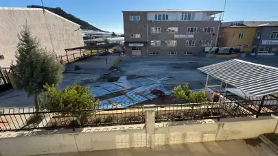 Mersin'de yaşanan şiddetli rüzgar nedeniyle bir okulun spor salonunun çatısı uçtu