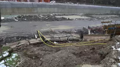 Kastamonu'da yaşanan sağanak yağış sonucu dere yatağındaki istinat duvarları çöktü