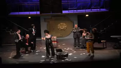 Bursa'da "Beşinci Frank" isimli tiyatro oyunu seyircilerden büyük ilgi gördü