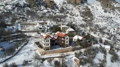 Gümüşhane'nin tarihi Süleymaniye Mahallesi karlarla kaplandı