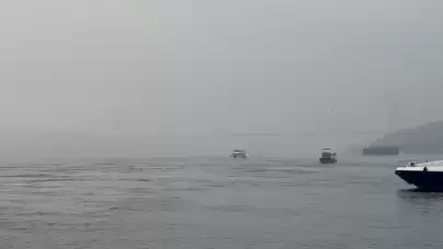 İstanbul Boğazı'nda sis sebebiyle gemi trafiği durduruldu!