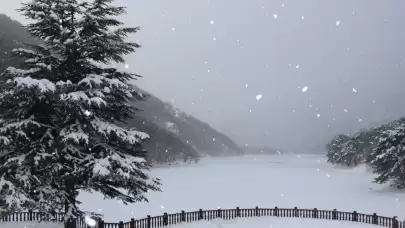 Boraboy Gölü Tabiat Parkı, kar yağışı sonrası masalsı bir manzaraya büründü