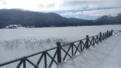 Bolu'nun doğa harikası Abant Gölü'nün yüzeyi buzla kaplandı