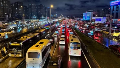 İstanbul'da akşam saatlerinde trafik yoğunluğu yüzde 85'e ulaştı