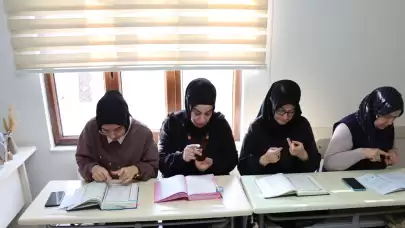 Erzincan'da işitme engelli kadınlar, işaret diliyle Kur'an-ı Kerim'i öğreniyorlar.