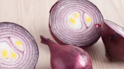 Soğan suyu kürü ile saç beyazlamasını durdurun