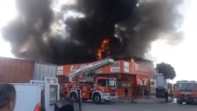 İzmir Bornova'da oto lastikçide yangın çıktı: İtfaiye ekipleri müdahale ediyor