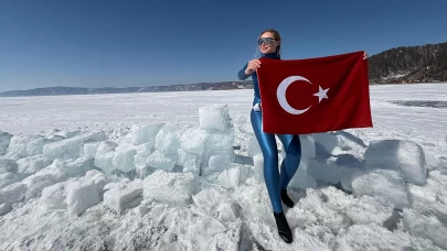 Şahika Ercümen, buzla kaplı Baykal Gölü'ne daldı, iklim krizine dikkat çekti!