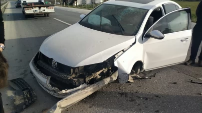 Sakarya'da otomobil bariyerlere ok gibi saplandı