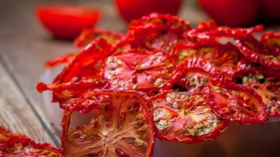 Saç dökülmesine son! Çürük domatesle saç maskesi ile mükemmel sonuç