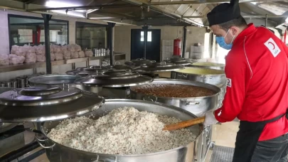 Türk Kızılay Diyarbakır Şubesi, ihtiyaç sahipleri için her gün 3 çeşit yemek sunuyor