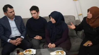 Bakan Kurum, depremde ailesini kaybeden Malatyalı Ömer Gürbüz’ü ziyaret etti
