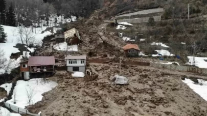Artvin'deki heyelanda bir ev takla atarak devrildi
