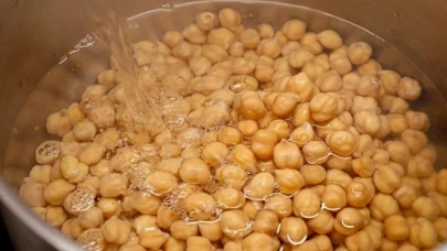 Nohut suyunu sakın dökme! Akciğerlerini yeniliyor, organlarını arındırıyor!