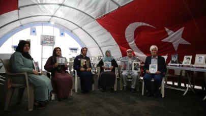 Diyarbakır anneleri bayramda da evlatlarının yolunu gözlüyor