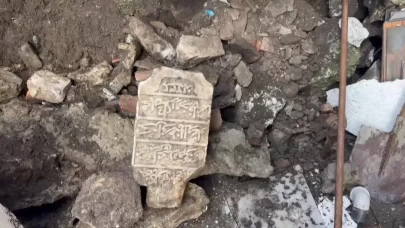İstanbul'da çöken binanın altından tarihi mezar taşı çıktı