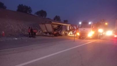 Ölüm virajı yine can aldı: Tır hurdaya döndü, sürücü hayatını kaybetti