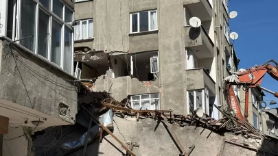 Esenler'de kontrollü yıkım felakete dönüştü: Hasar gören 2 bina tahliye edildi!