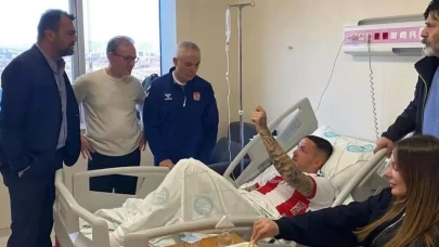 Rıza Çalımbay, Rej Manaj'ı hastanede ziyaret etti