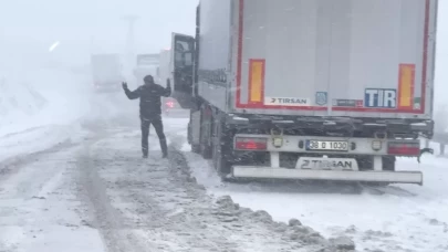 Sivas'ta yoğun kar yağışı ulaşımı engelliyor