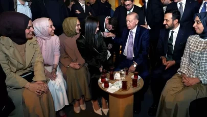 Cumhurbaşkanı Erdoğan, gençlerle ateş başında sohbet etti