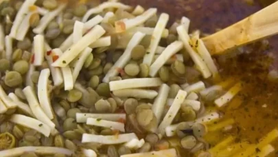 Sofraların vazgeçilmezi: Ev yapımı erişteli yeşil mercimek çorbası tarifi