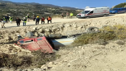 Samandağ'da feci kaza: Arazöz şarampole devrildi, sürücü yaşamını yitirdi