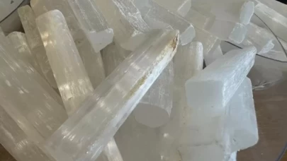 Selenit Taşının Faydaları: Enerji Temizliği ve Ruhsal Denge İçin Şifa Kaynağı