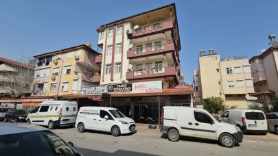 Manavgat’ta üçüncü kattan düşen kişi hayatını kaybetti.