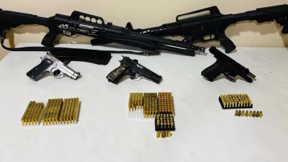 Adana'da bir evde 5 ruhsatsız silah ve 362 mermi ele geçirildi