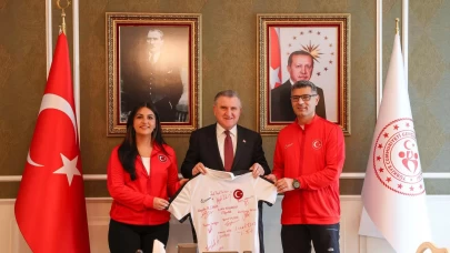 Bakan Bak, Avrupa Şampiyonu Milli Atıcılık Takımı’nı kabul etti